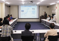 写真:施設見学会の模様(2019年)